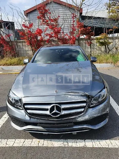 Photo 1 of 18: 2018 Mercedes-Benz E300 4Matic, VIN WDDZF4KB0JA377747 — Korean insurance auction