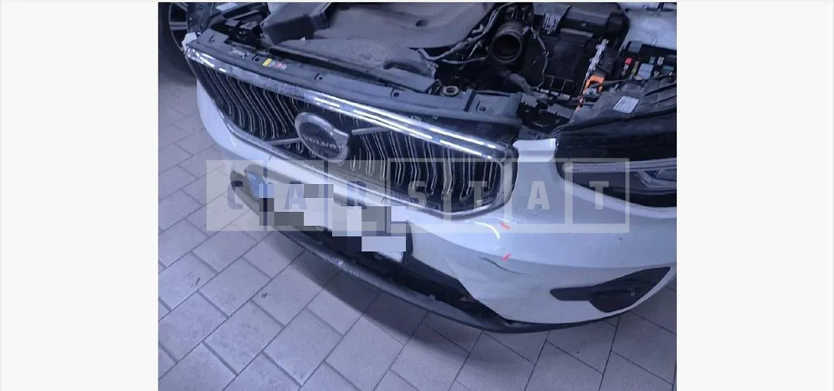 Photo 2 of 18: 2023 Volvo XC40B4 AWD — Korean insurance auction