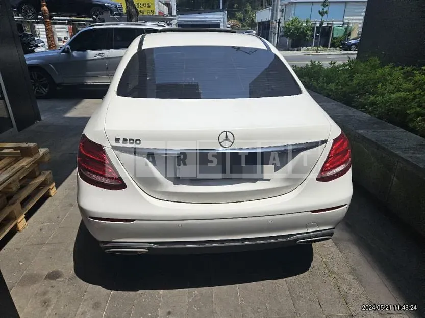 Photo 2 of 9: 2018 Mercedes-Benz E200 — Korean insurance auction
