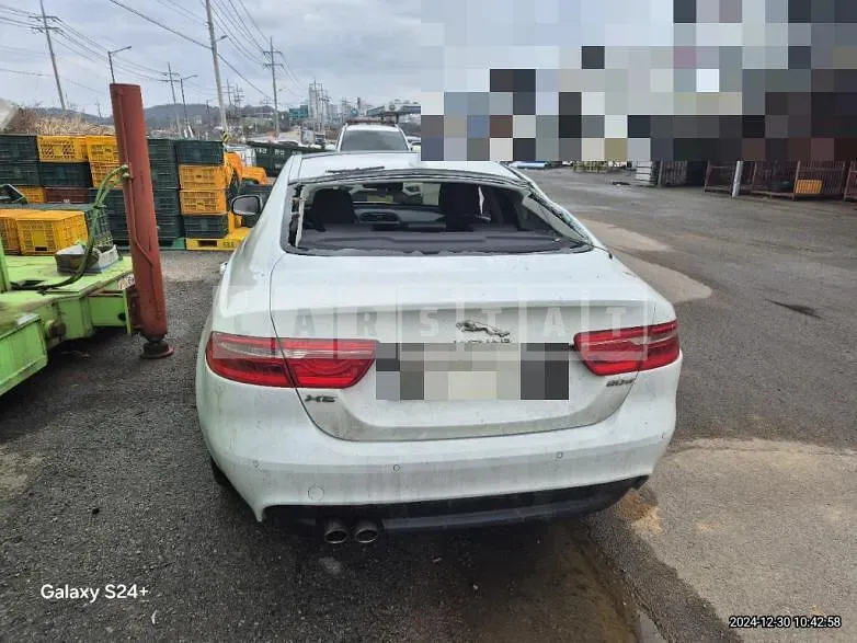 Photo 2 of 9: 2015 Jaguar XE 2.0d — Korean insurance auction