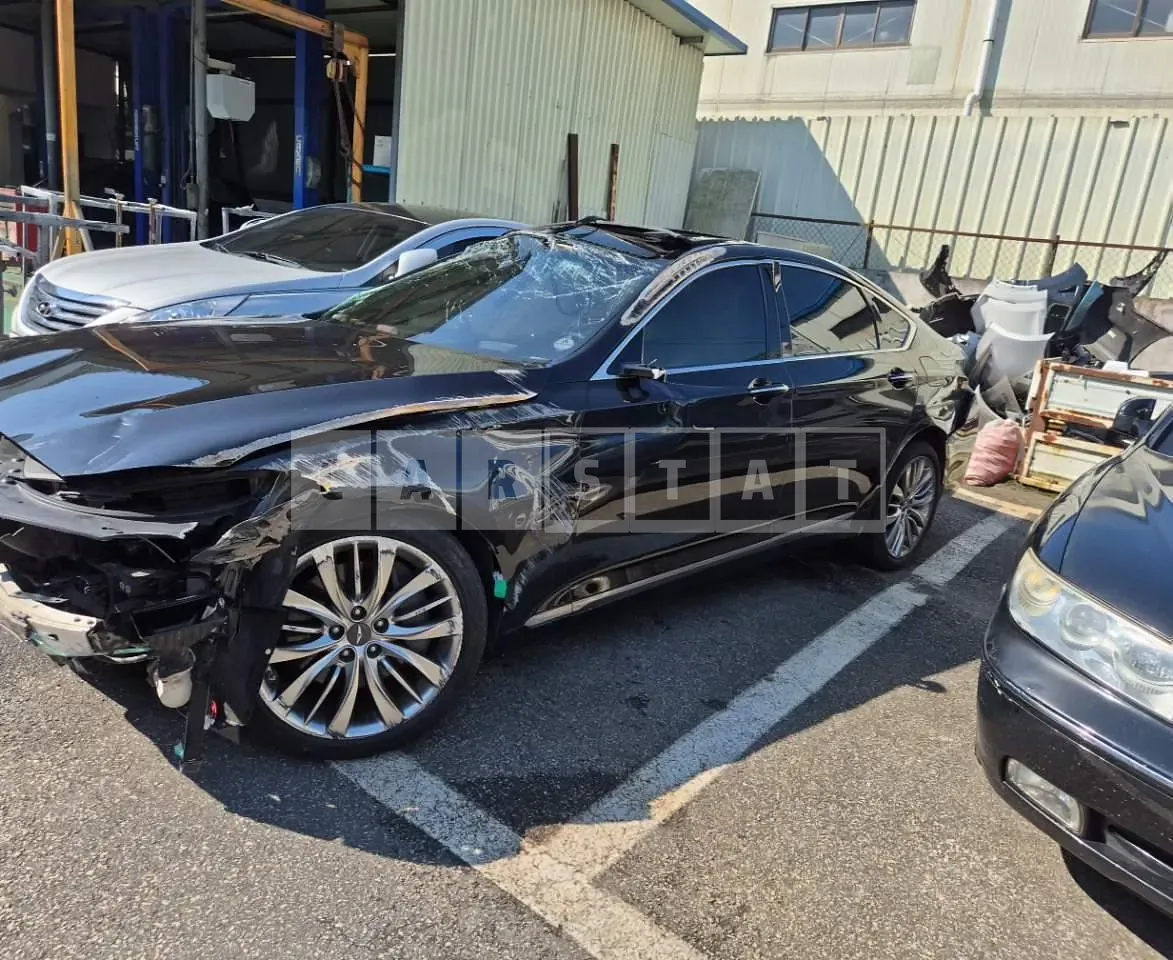 Photo 2 of 15: 2018 Hyundai Genesis G80, VIN KMHGM412DJU297537 — Korean insurance auction