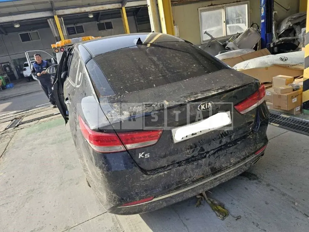 Photo 2 of 10: 2017 Kia K5, VIN KNAGX411BHA123096 — Korean insurance auction