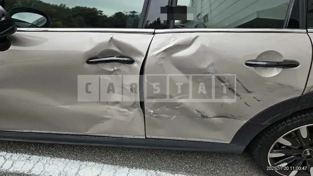 Photo 2 of 33: 2022 MINI Cooper S Five-Door — Korean insurance auction