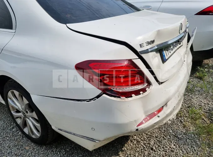 Photo 2 of 5: 2019 Mercedes-Benz E300 4Matic, VIN WDDZF4KB3KA588202 — Korean insurance auction