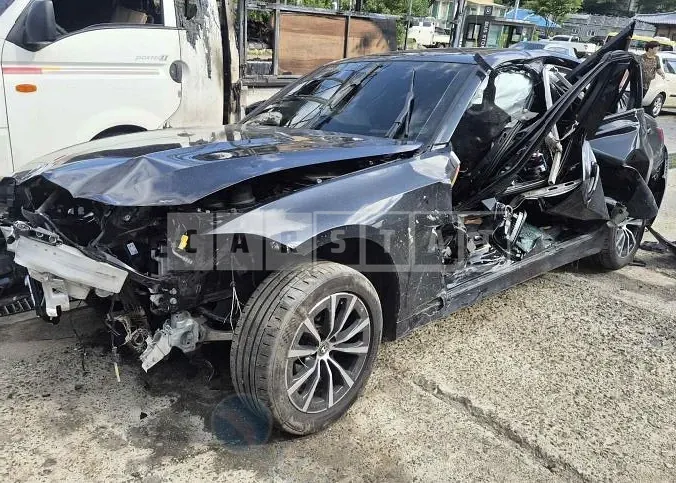 Photo 2 of 8: 2023 BMW 320i — Korean insurance auction