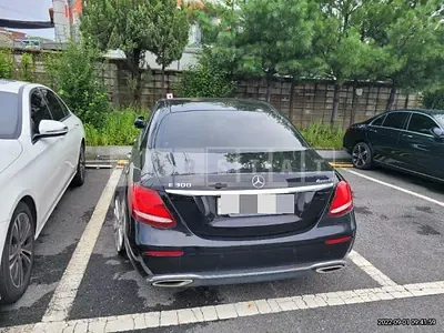 Photo 1 of 11: 2017 Mercedes-Benz E300 4Matic, VIN WDDZF4KB9HA206036 — Korean insurance auction