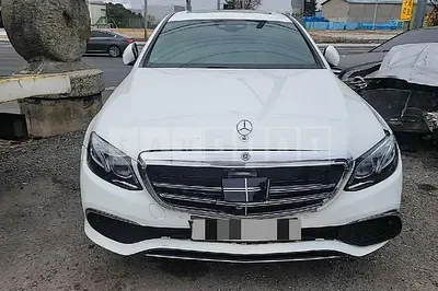 Photo 1 of 37: 2020 Mercedes-Benz E 300 4Matic, VIN W1KZF4KBXLA810798 — Korean insurance auction