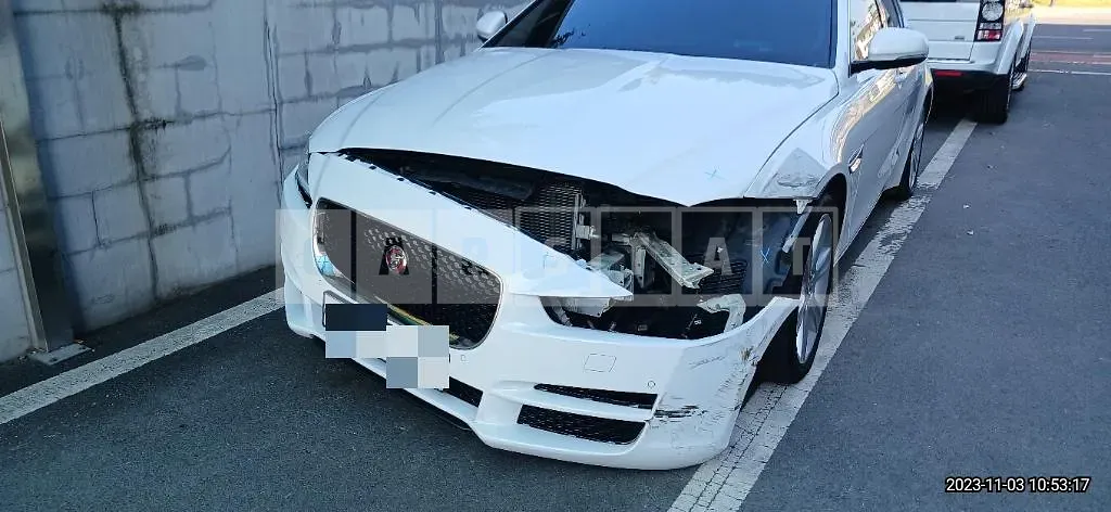 Photo 2 of 14: 2017 Jaguar XE 20d — Korean insurance auction