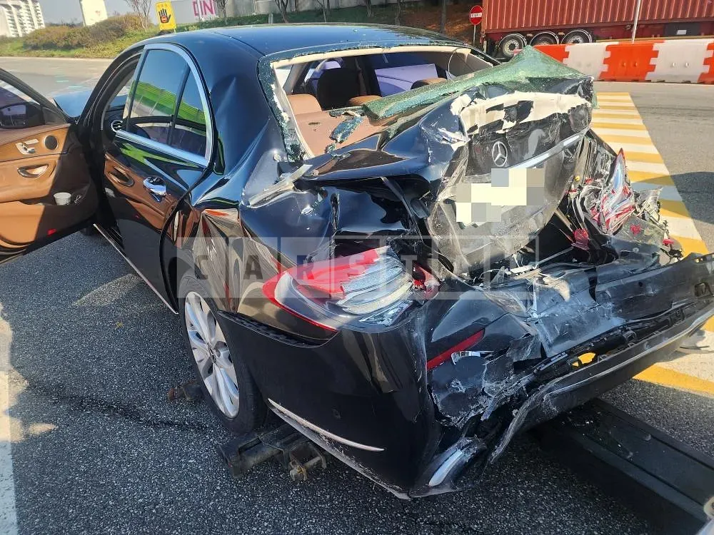 Photo 2 of 4: 2017 Mercedes-Benz E220 d — Korean insurance auction