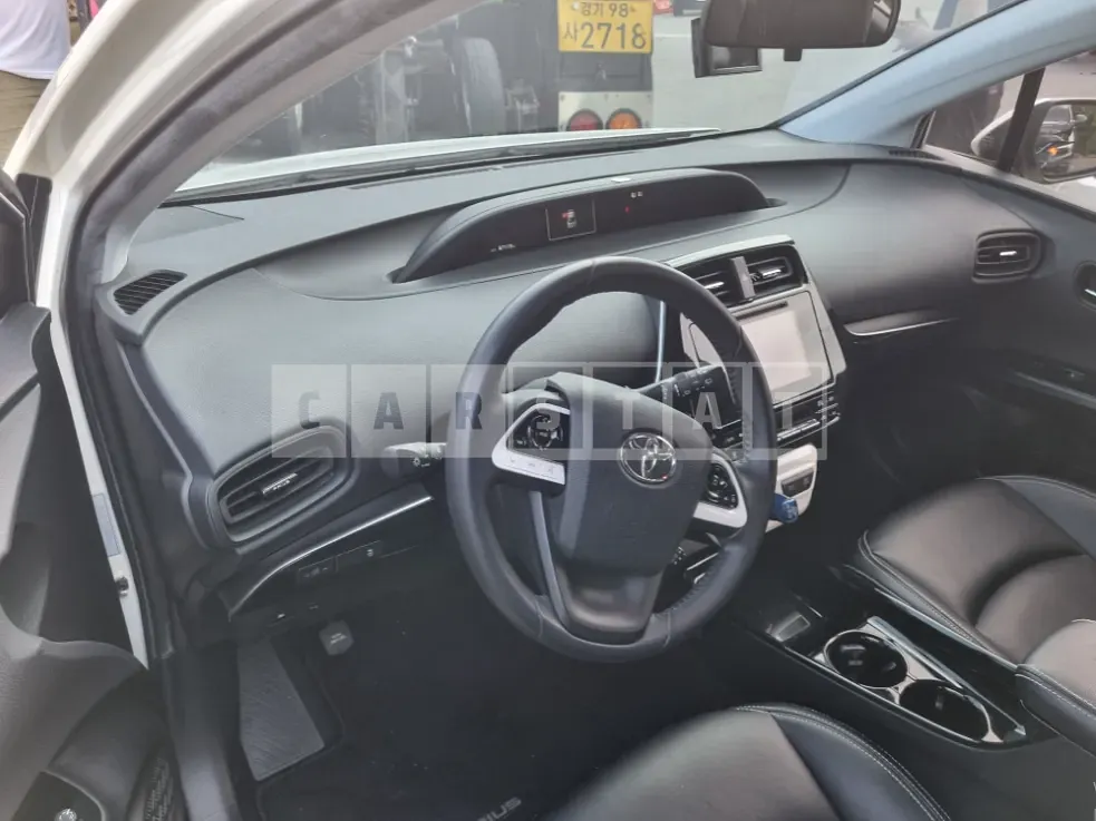 Photo 2 of 12: 2017 Toyota Prius — Korean insurance auction