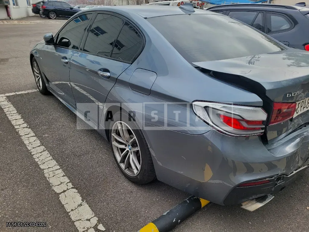 Photo 2 of 9: 2017 BMW 520d xDrive, VIN WBAJC5102HG852762 — Korean insurance auction
