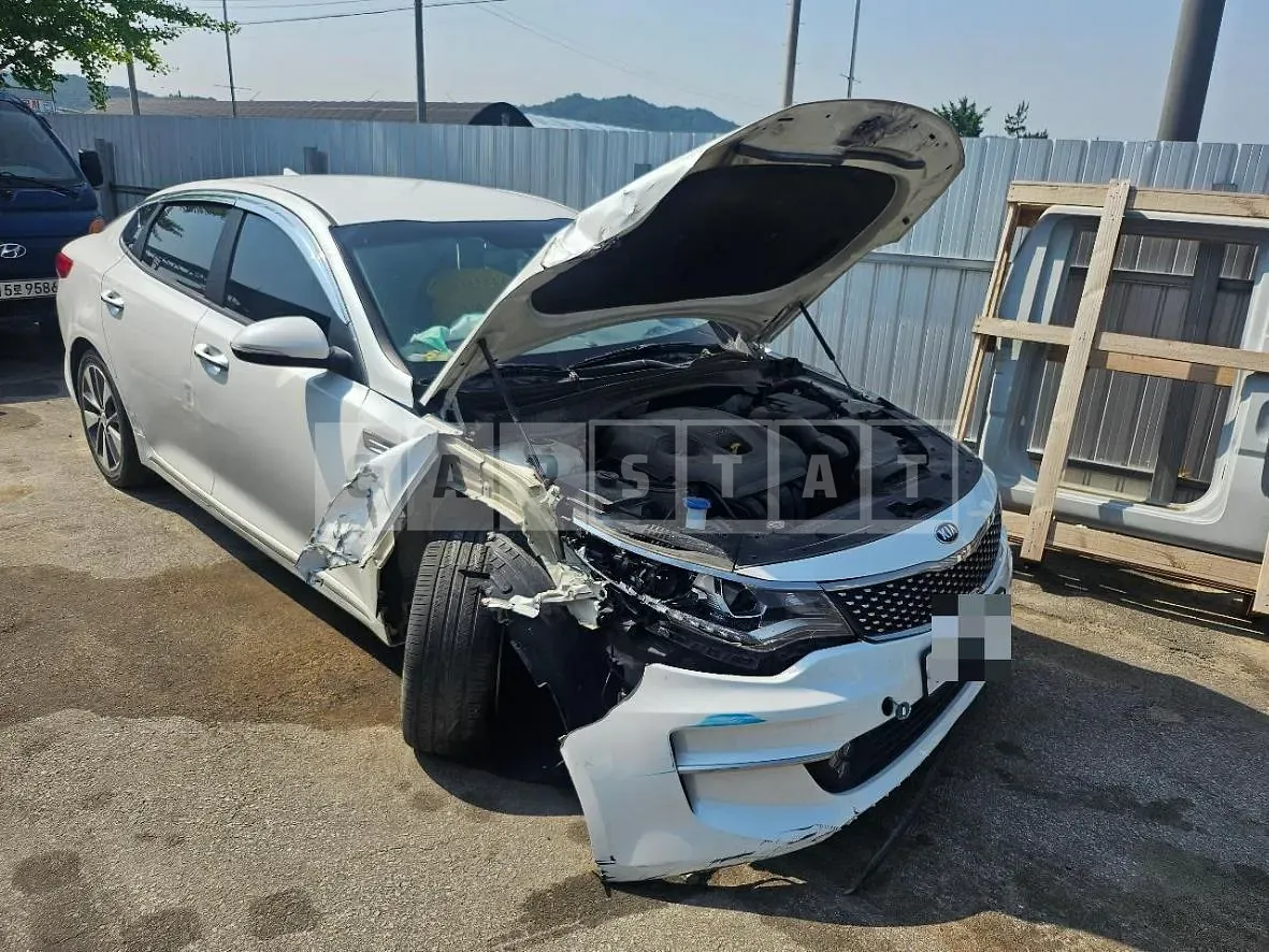 Photo 2 of 8: 2017 Kia K5 — Korean insurance auction