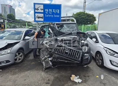 Photo 1 of 33: 2022 Mercedes-Benz G63 — Korean insurance auction