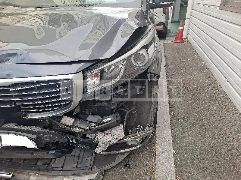 Photo 2 of 30: 2017 Kia Carnival, VIN KNAME81ABHS332307 — Korean insurance auction