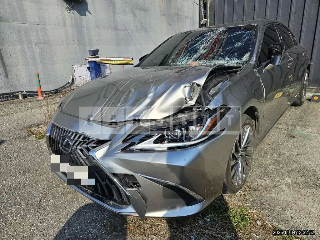 Photo 2 of 19: 2022 Lexus ES300h — Korean insurance auction