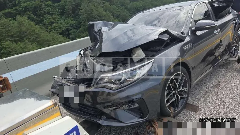 Photo 2 of 4: 2018 Kia K5 — Korean insurance auction