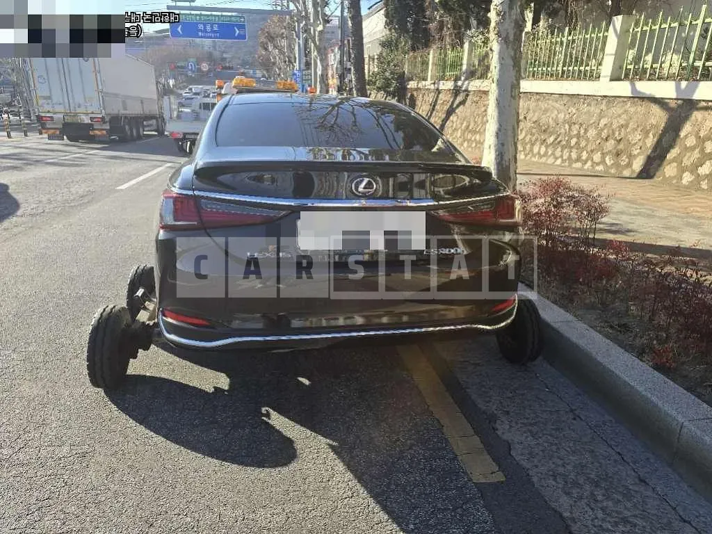 Photo 2 of 20: 2019 Lexus ES300h — Korean insurance auction