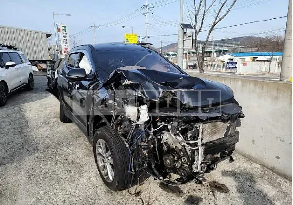 Photo 2 of 13: 2018 Hyundai Santa Fe, VIN KMHSW81UBJU840796 — Korean insurance auction
