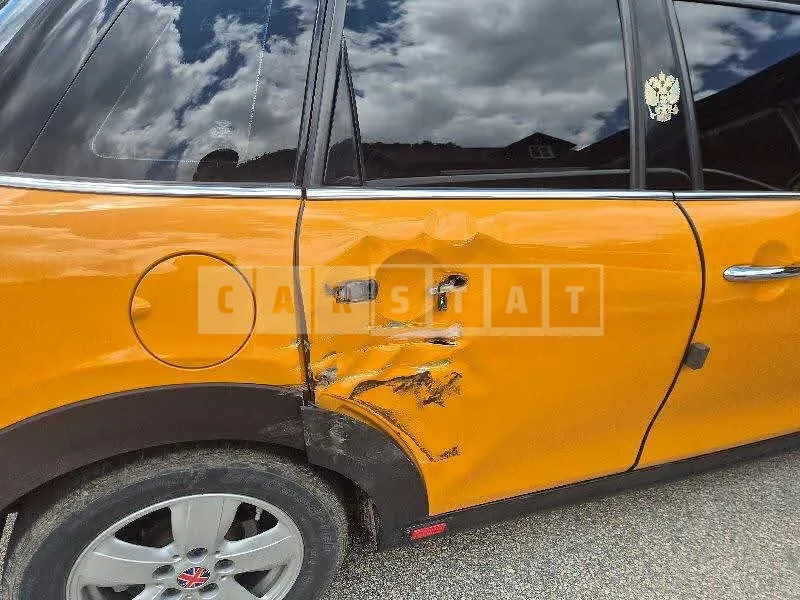Photo 2 of 10: 2016 MINI Cooper D Five-Door, VIN WMWXT3107G2E25963 — Korean insurance auction