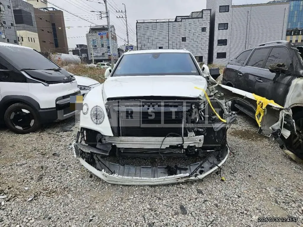 Photo 2 of 11: 2017 Bentley Bentayga — Korean insurance auction