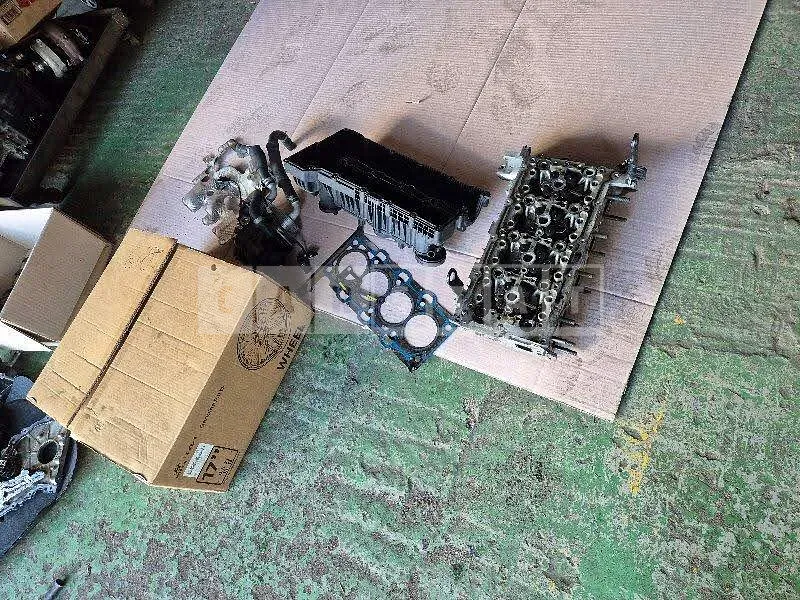 Photo 2 of 2: 2018 Kia Engine Sorento Engine Block, Head, VIN VCEW140EE00315712 — Korean insurance auction