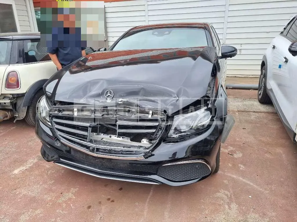 Photo 2 of 16: 2017 Mercedes-Benz E400 4Matic — Korean insurance auction