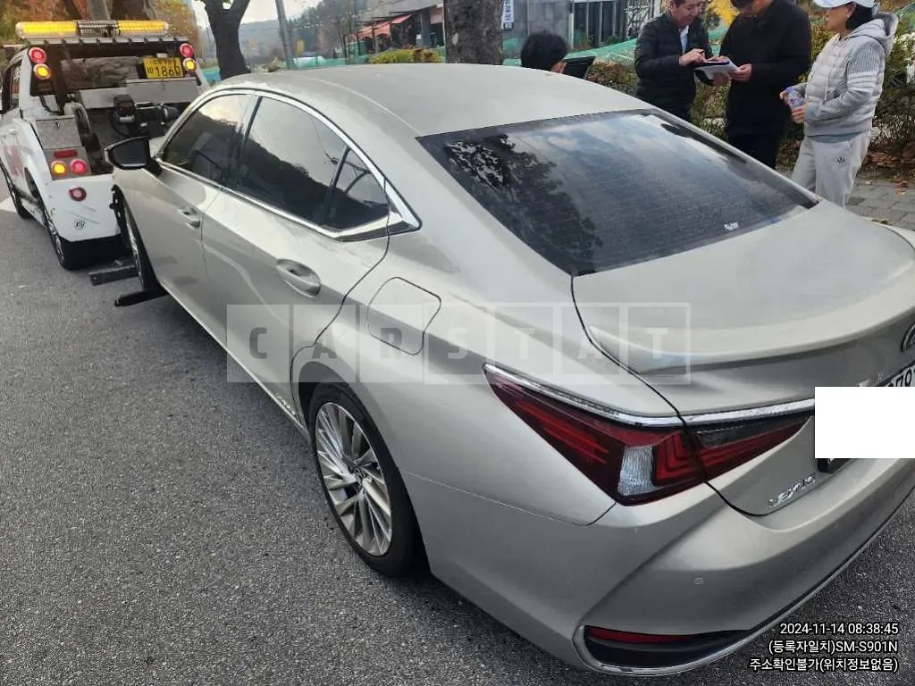 Photo 2 of 6: 2020 Lexus ES300h — Korean insurance auction