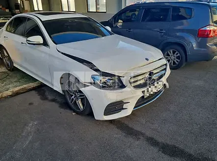 Photo 2 of 28: 2019 Mercedes-Benz E 300, VIN WDDZF4JB2KA546685 — Korean insurance auction