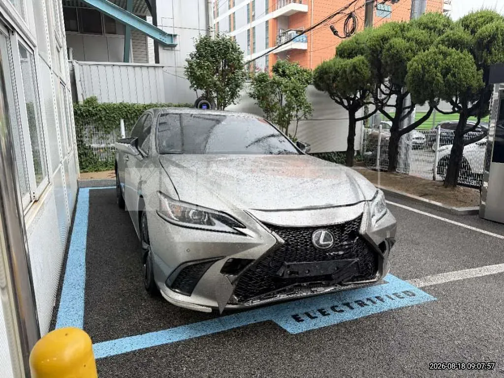Photo 2 of 31: 2024 Lexus ES300h — Korean insurance auction