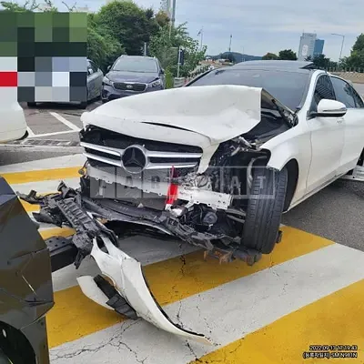 Photo 1 of 17: 2017 Mercedes-Benz C200 — Korean insurance auction