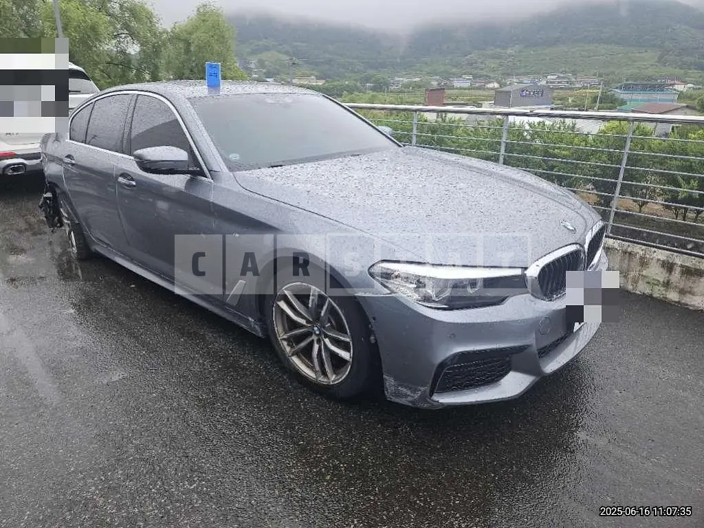Photo 2 of 12: 2017 BMW 520d — Korean insurance auction