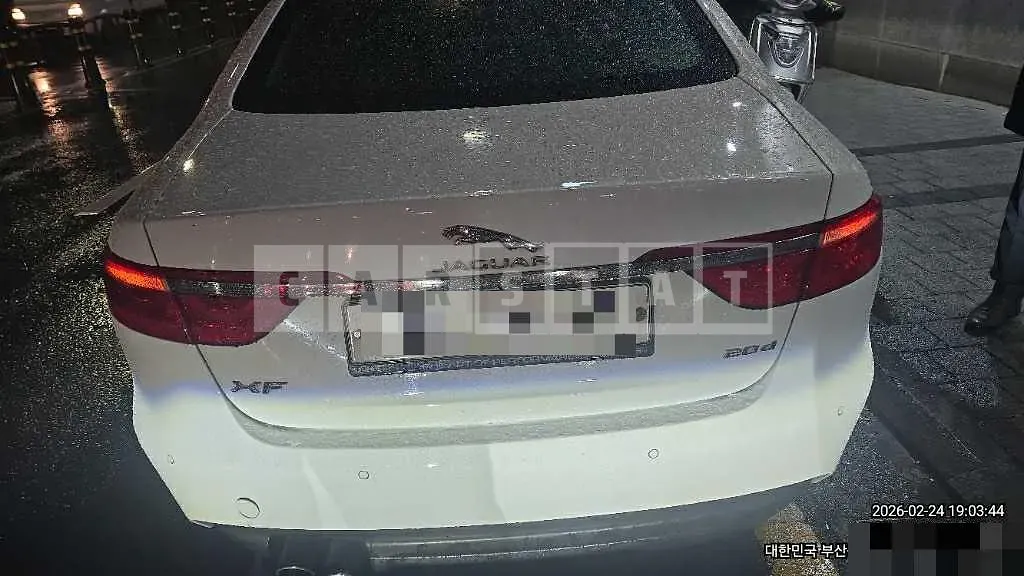 Photo 2 of 8: 2016 Jaguar XF 20d — Korean insurance auction