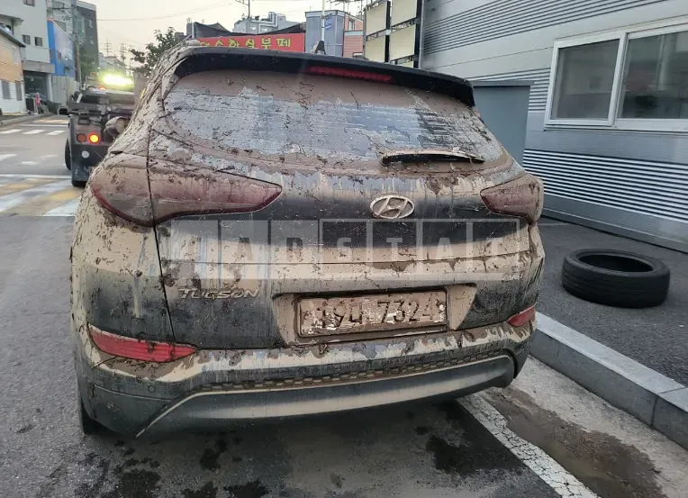 Photo 2 of 7: 2016 Hyundai Tucson, VIN KMHJ3815GGU000596 — Korean insurance auction
