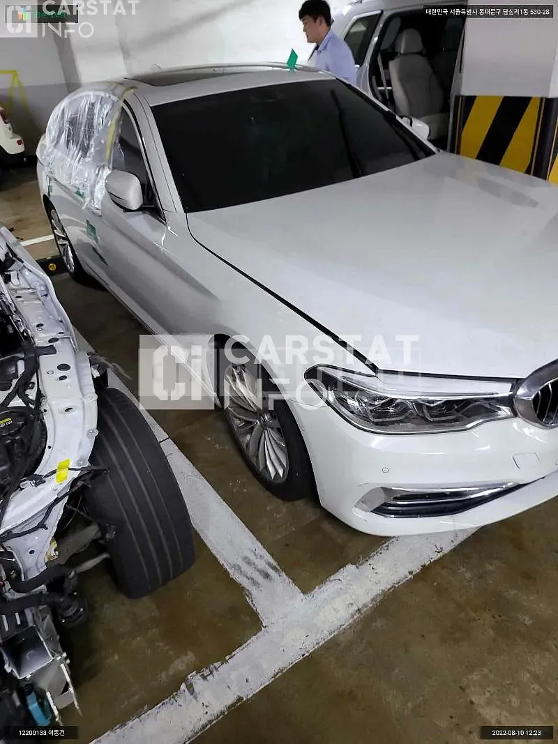 Photo 2 of 19: 2019 BMW 530i, VIN WBAJD9100KWC84242 — Korean insurance auction