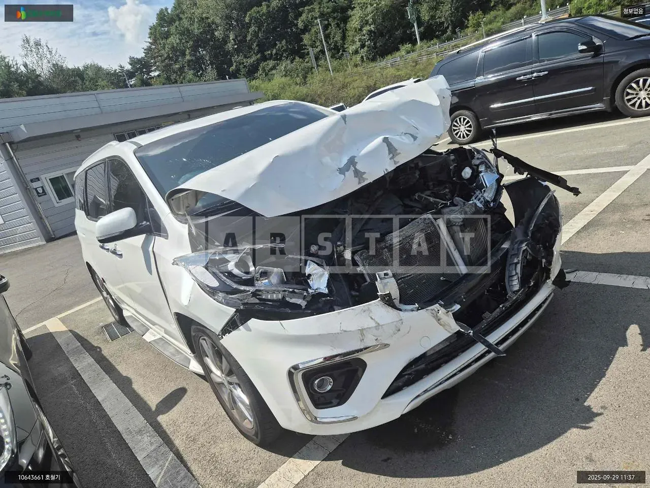 Photo 2 of 8: 2019 Kia Carnival, VIN KNAMC81ABKS537321 — Korean insurance auction