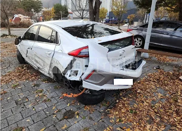 Photo 2 of 15: 2019 Hyundai Modern Ionic Electric, VIN KMHC051HFKU045603 — Korean insurance auction