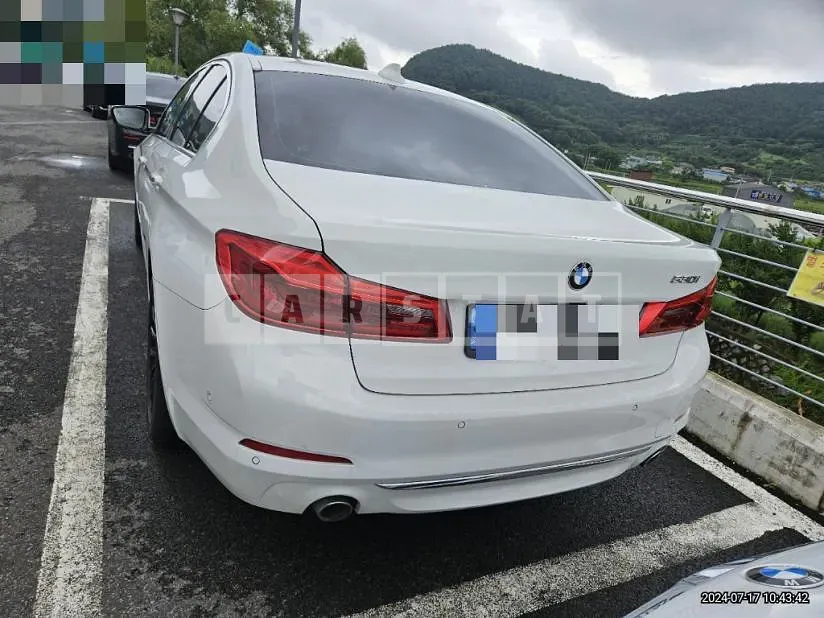 Photo 2 of 14: 2018 BMW 530i Luxury Line Plus — Korean insurance auction