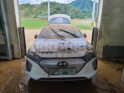 Photo 1 of 3: 2020 Hyundai IONIQ Electric, VIN KMHC051JFLU074463 — Korean insurance auction