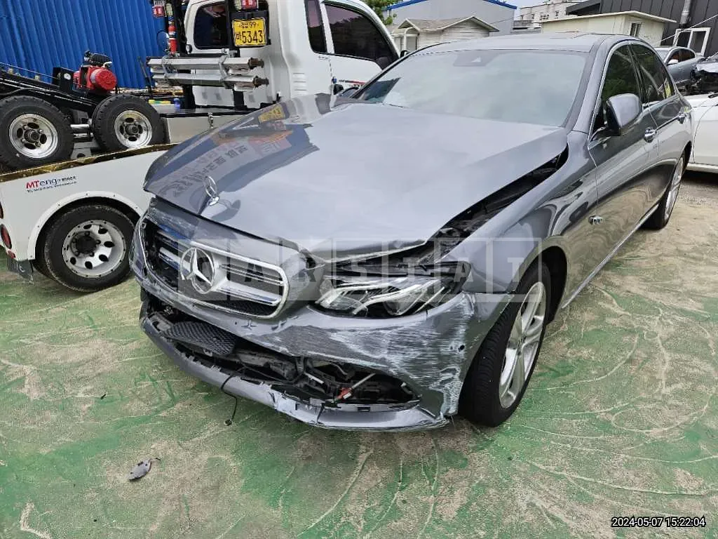 Photo 2 of 19: 2018 Mercedes-Benz E 200, VIN WDDZF4CB5JA457995 — Korean insurance auction