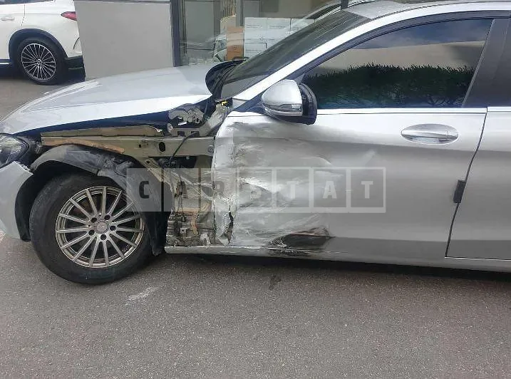 Photo 2 of 8: 2015 Mercedes-Benz C200 — Korean insurance auction