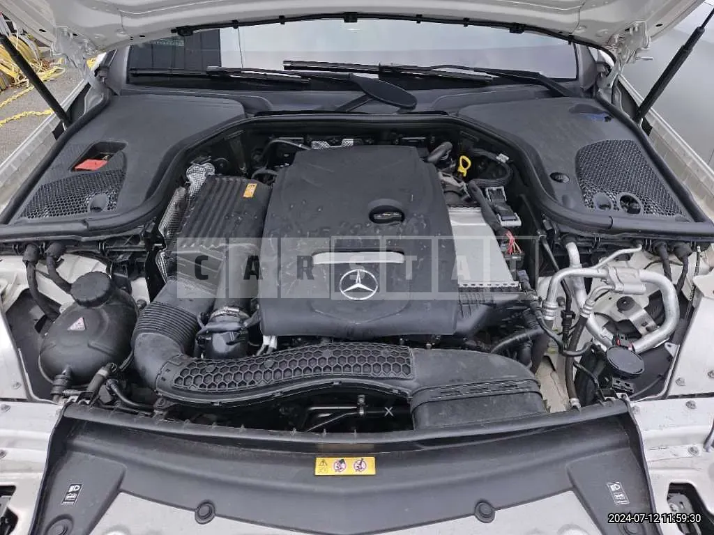 Photo 2 of 17: 2017 Mercedes-Benz E 300 4Matic — Korean insurance auction
