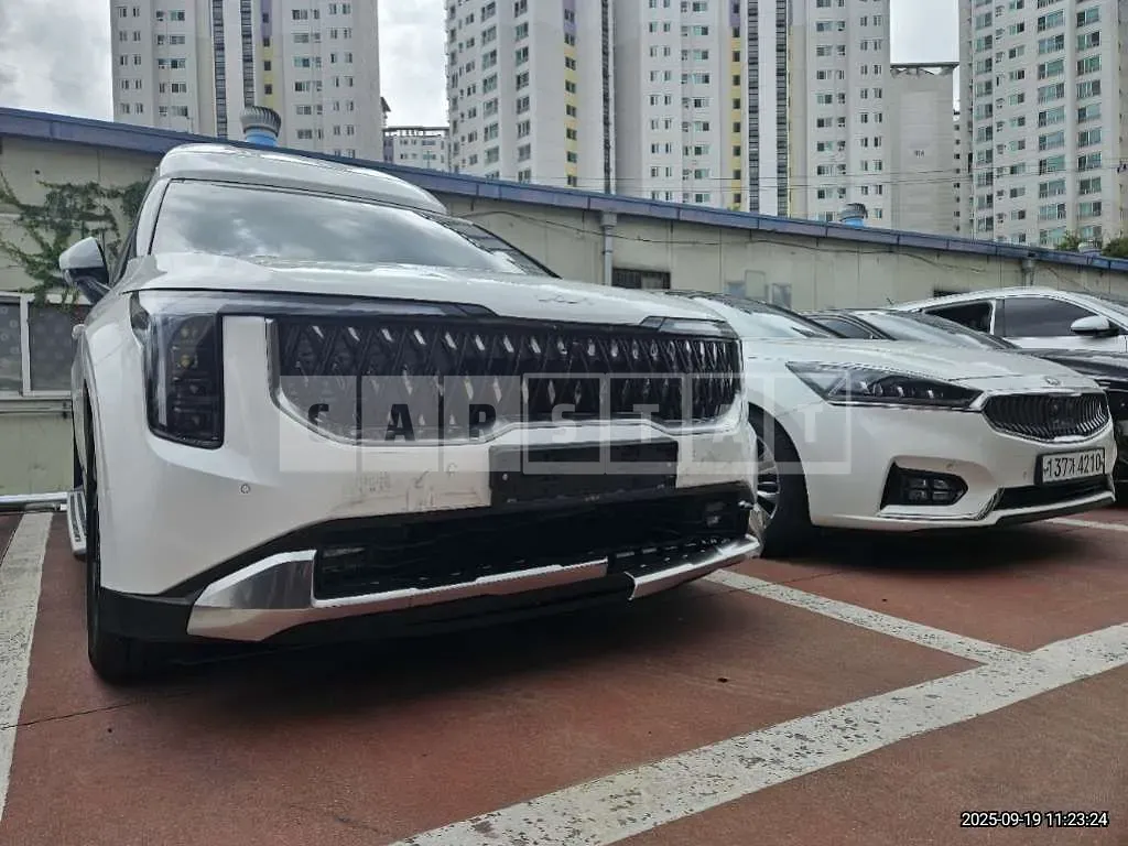 Photo 2 of 4: 2025 Kia (parts) Carnival High Limousine Light — Korean insurance auction