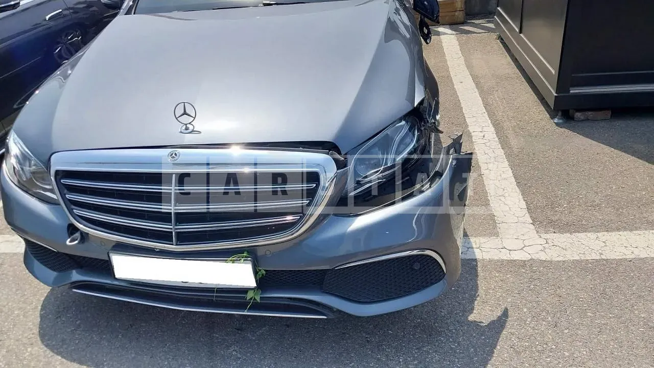 Photo 2 of 19: 2018 Mercedes-Benz E220 d 4Matic, VIN WDDZF0FB2JA381219 — Korean insurance auction