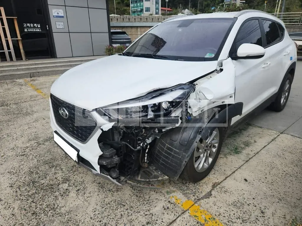 Photo 2 of 16: 2016 Hyundai Tucson, VIN KMHJ3815GHU317674 — Korean insurance auction