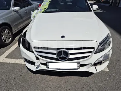 Photo 1 of 41: 2018 Mercedes-Benz C200d, VIN WDDWF3HB8JR365609 — Korean insurance auction