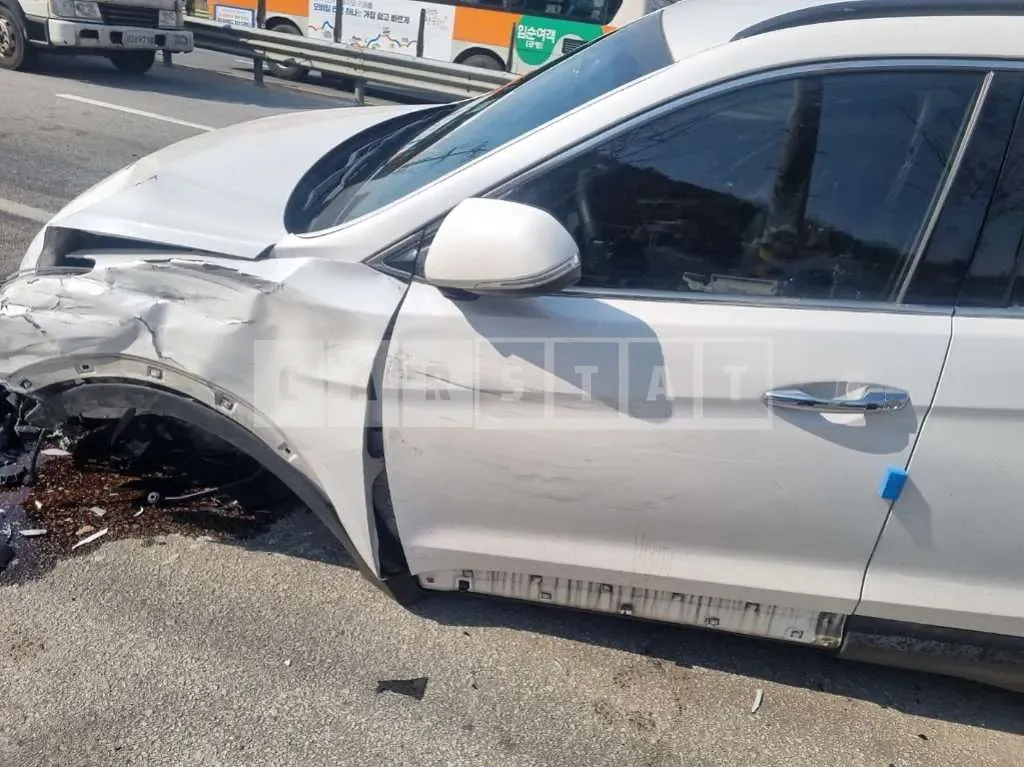 Photo 2 of 4: 2015 Hyundai Santa Fe, VIN KMHSW81UBFU367182 — Korean insurance auction
