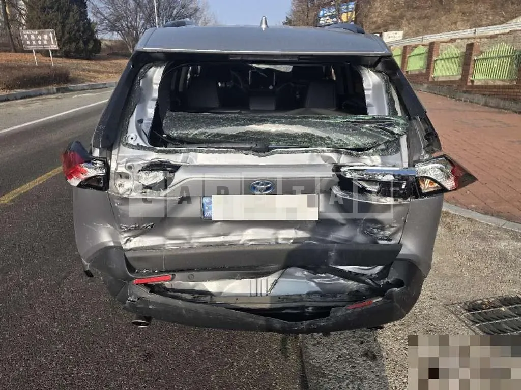Photo 2 of 12: 2024 Toyota Love 4 Hybrid — Korean insurance auction