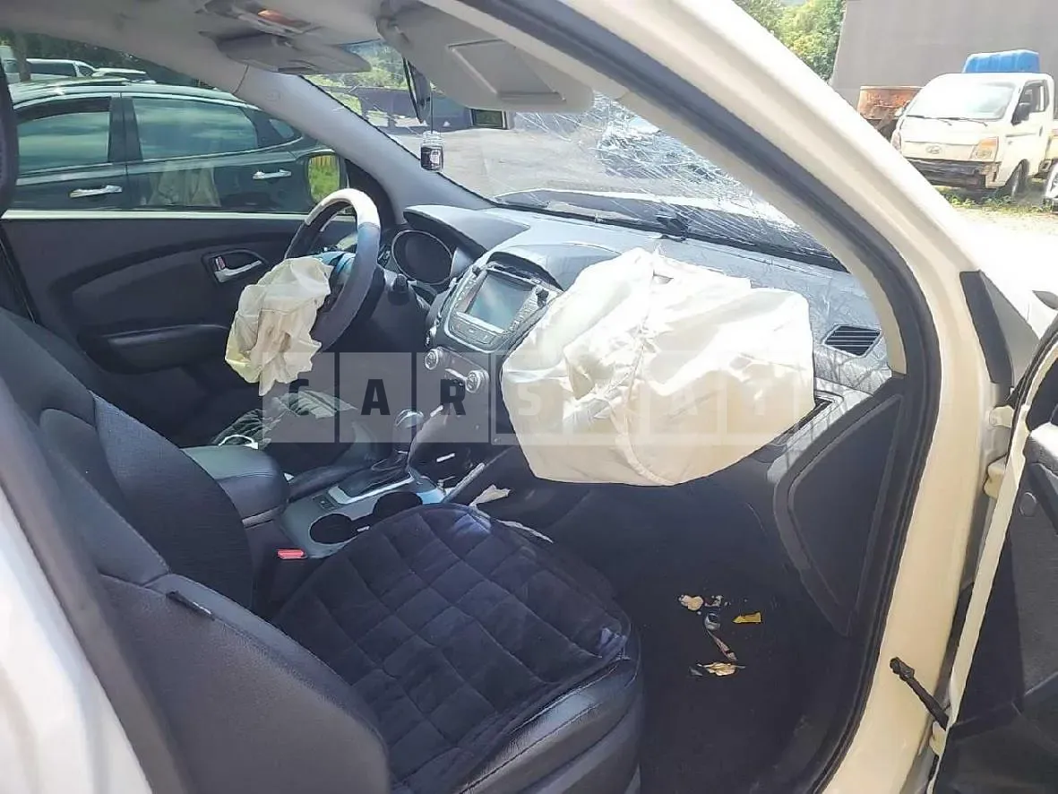 Photo 2 of 12: 2014 Hyundai Tucson, VIN KMHJT81VBFU031603 — Korean insurance auction