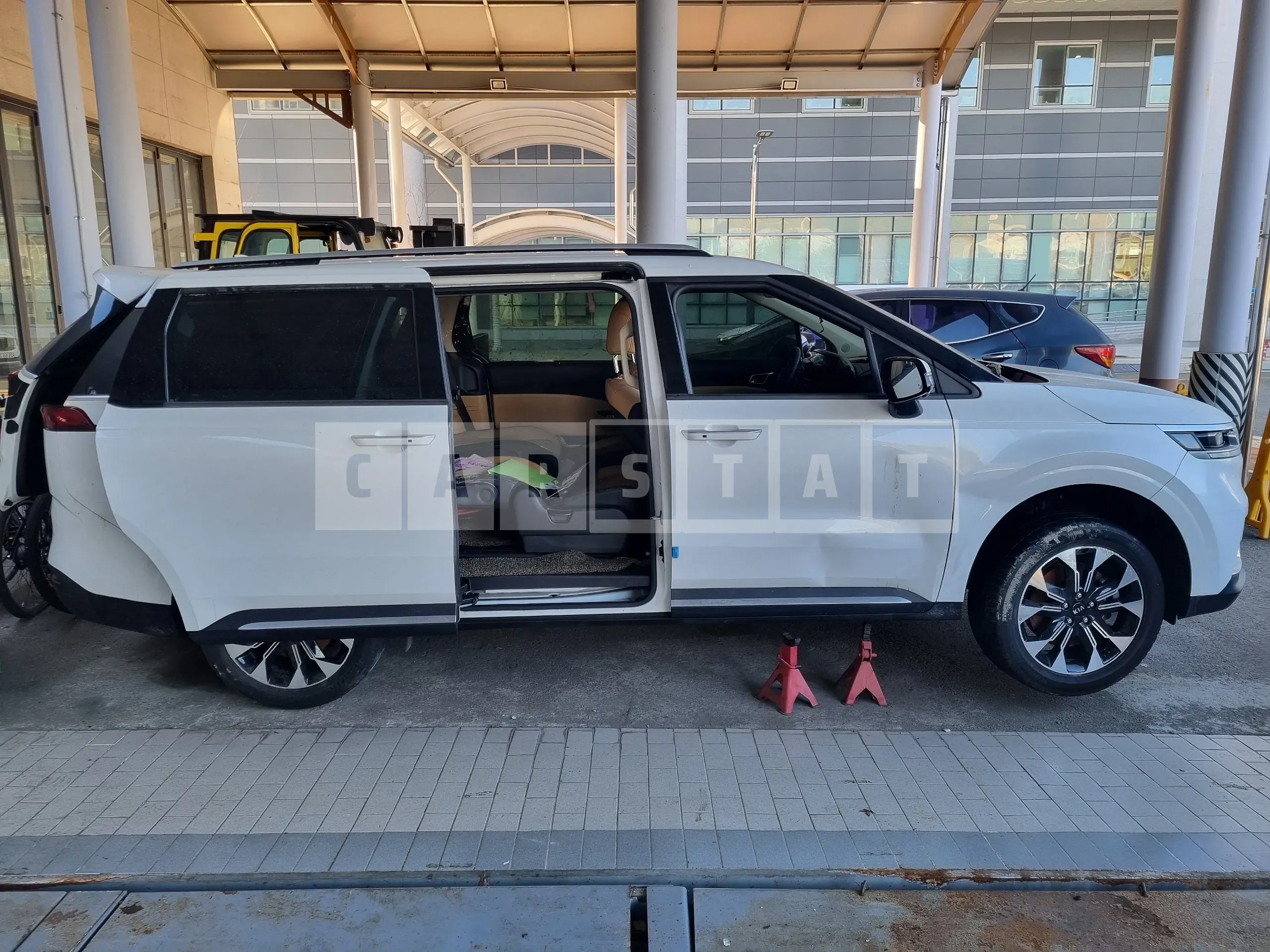 Photo 2 of 6: 2021 Kia Carnival — Korean insurance auction