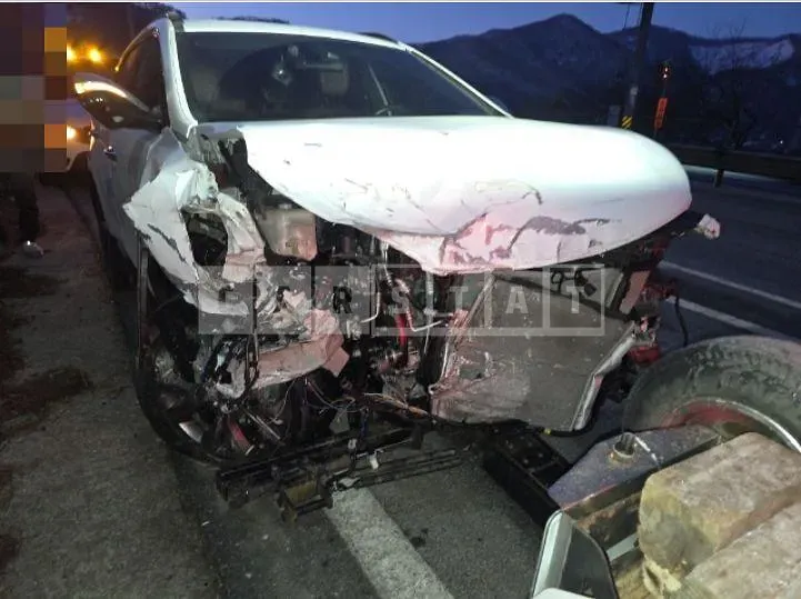 Photo 2 of 5: 2017 Hyundai Santa Fe DM — Korean insurance auction